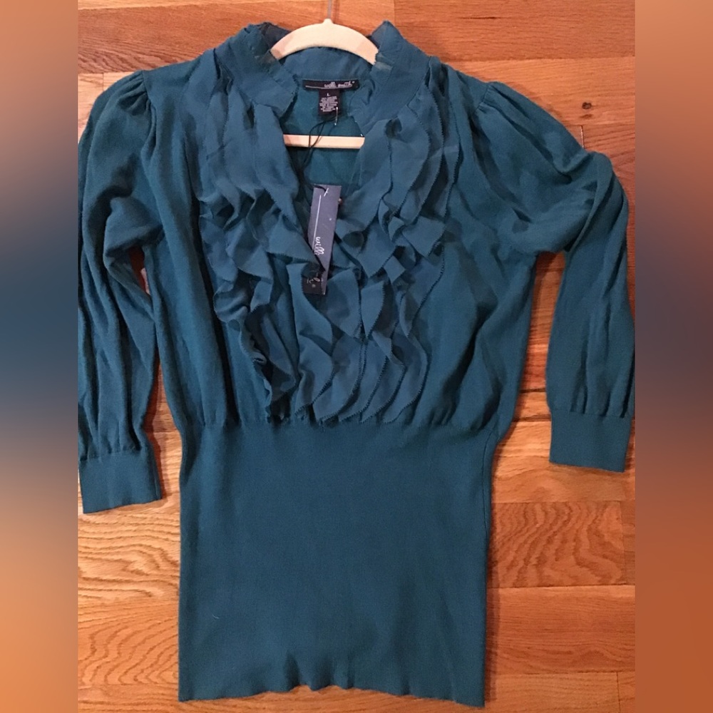 Woman’s new with tags Willi Smith size a large sweater